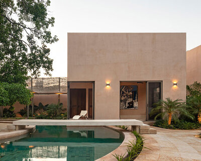 red soil envelops o house’s solid volumes in downtown mérida