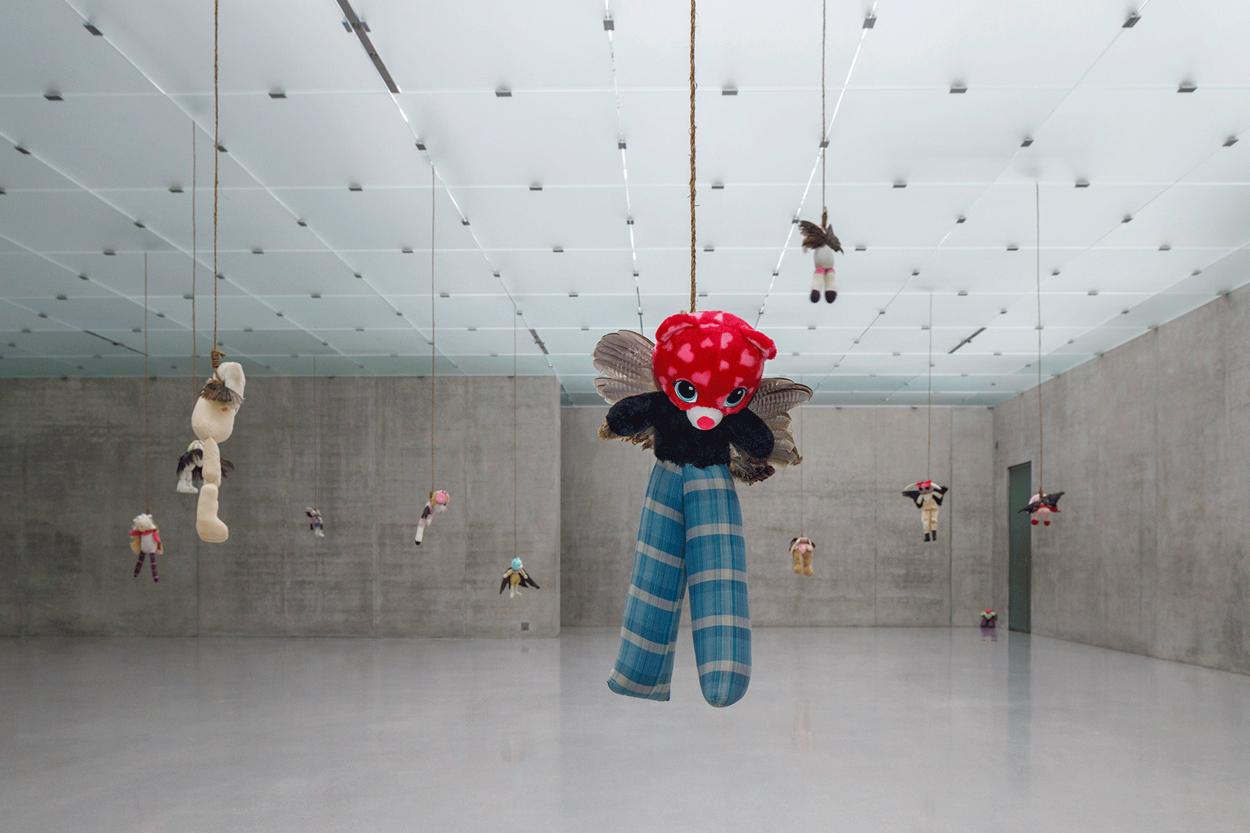 precious-okoyomon-dreamlike-exhibition-kunsthaus-bregenz-cuddly-plush-companions-designboom-full-01