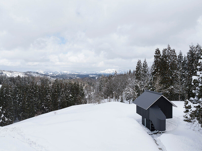 Steel Pilotis Elevate Villa oleh Ashida Architect & Associates di atas lanskap perubahan Jepang