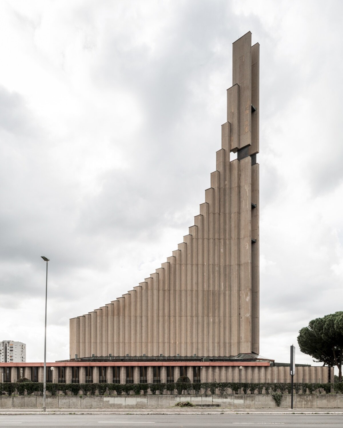 Brutalis Italia: Roberto Conte & Stefano Perego menangkap monumen beton di pameran Berlin