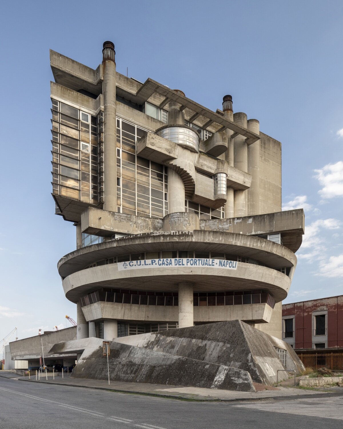 Brutalis Italia: Roberto Conte & Stefano Perego menangkap monumen beton di pameran Berlin