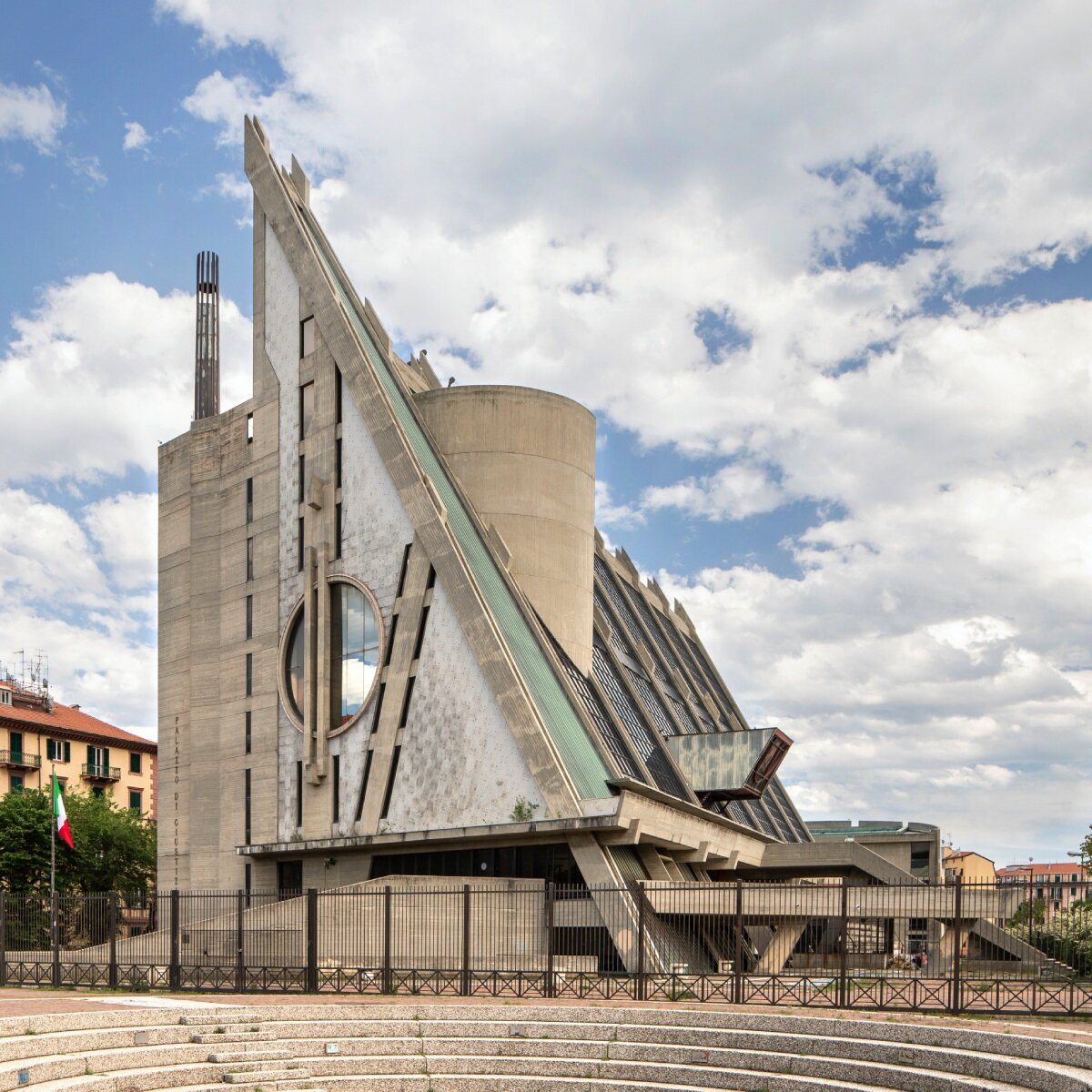 Brutalis Italia: Roberto Conte & Stefano Perego menangkap monumen beton di pameran Berlin