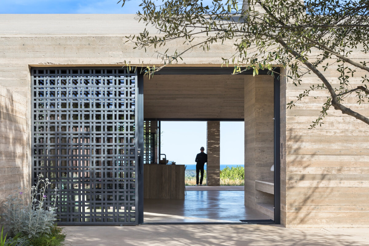 mineral textures & bioclimatic design shape gaëtan le penhuel and associates' house in sicily