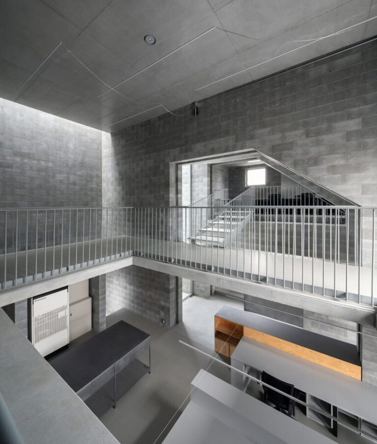 concrete blocks wrap bora architects' BLDG02 monolithic office building