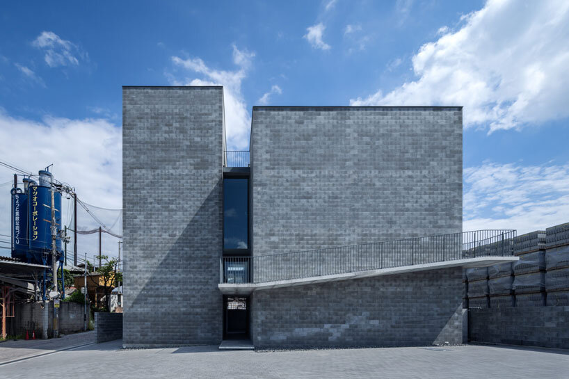 Blok Beton Bungkus Bora Arsitek'BLDG02 Gedung Kantor Monolitik di Jepang