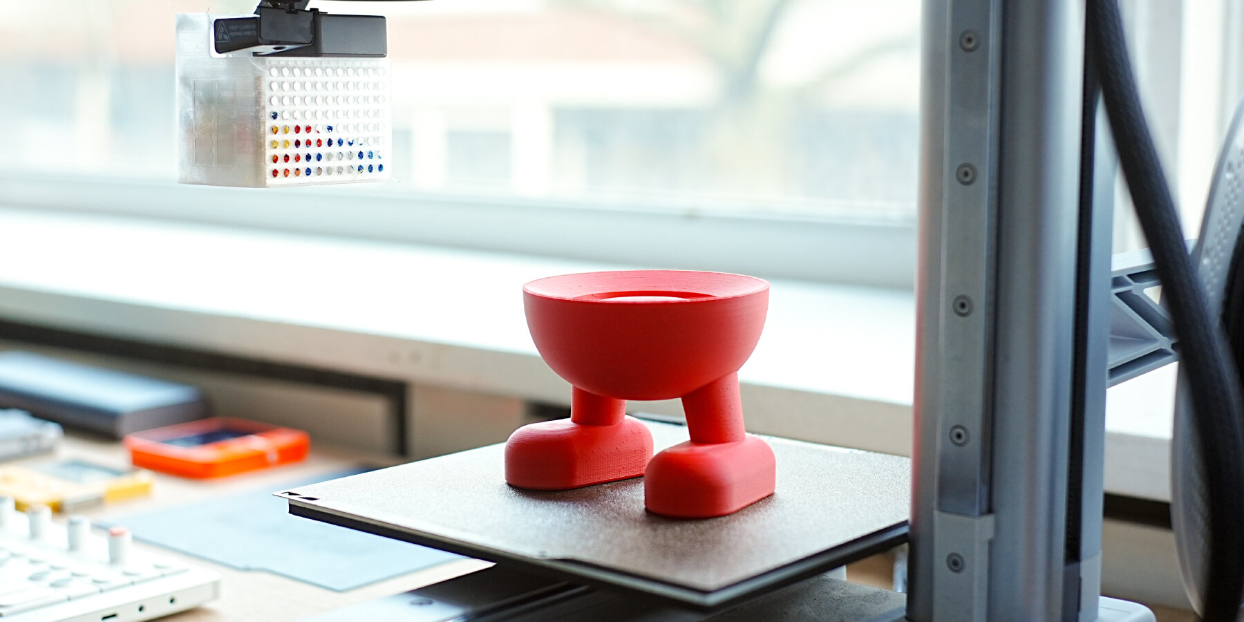 corcelain-customizable-ceramic-cups-3D-printed-mountable-feet-screws-designboom-ban2