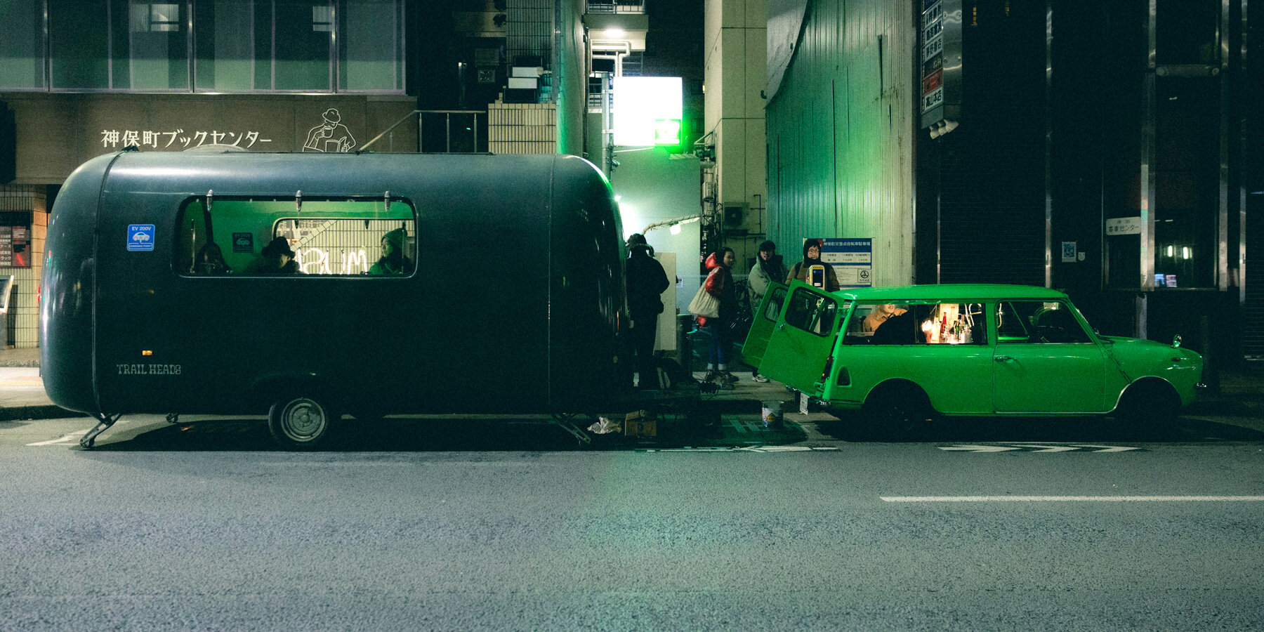 interview: vintage MINI with off-grid trailer roams around tokyo as listening minibar MIDORI