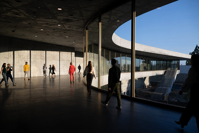 La galería David Geffen de hormigón fluido de Peter Zumthor se inaugurará en el Museo de Arte del Condado de Los Ángeles en abril de 2026