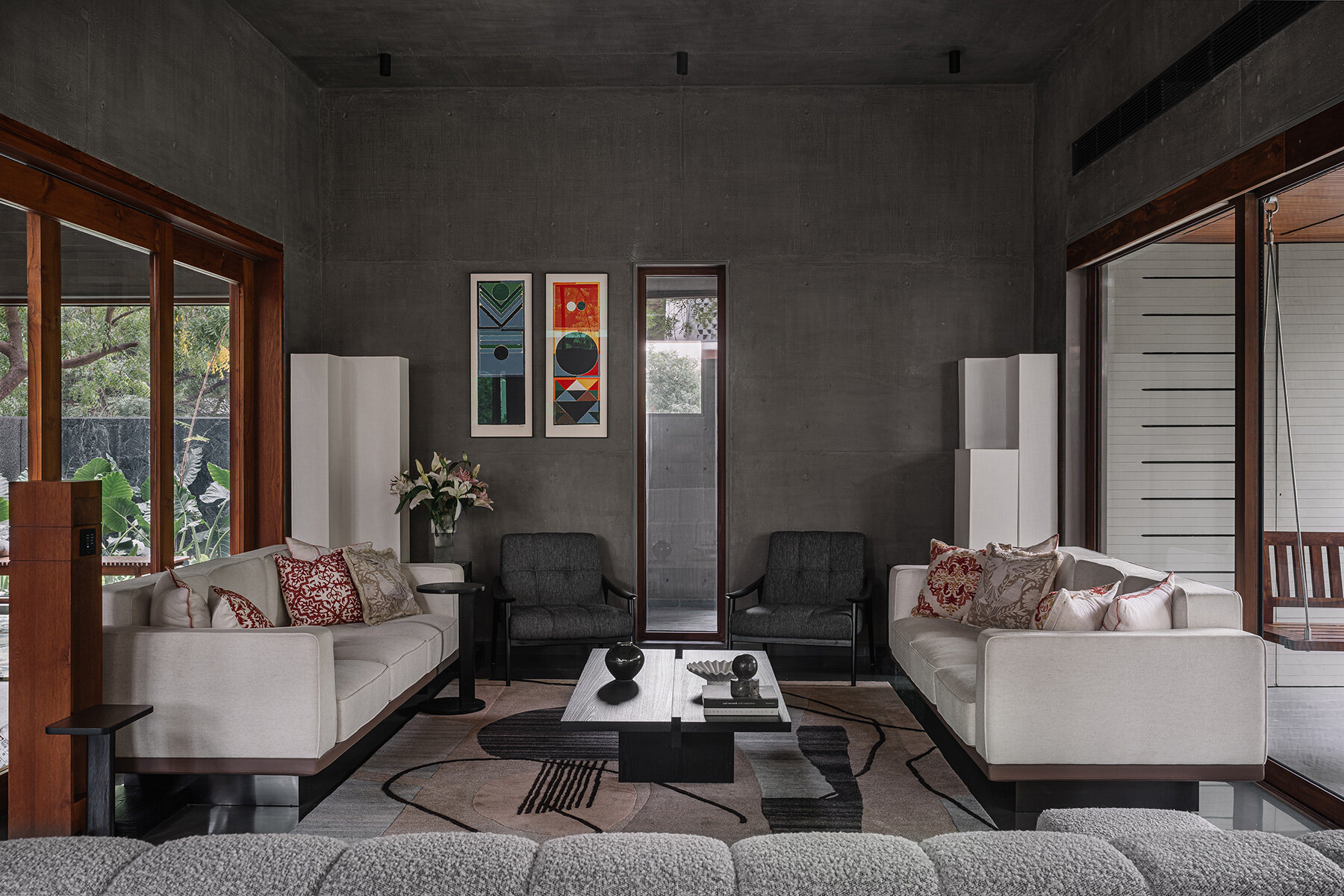 square-openings-wood-textured-concrete-facade-studio-saransh-house-india-designboom-large02
