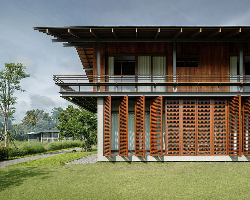 fasad rumah multi-generasional bagian depan yang digunakan kembali di Uthai Thani, Thailand