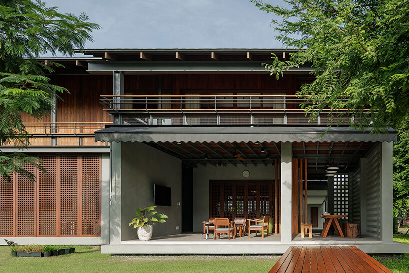 fasad rumah multi-generasional bagian depan yang digunakan kembali di Uthai Thani, Thailand