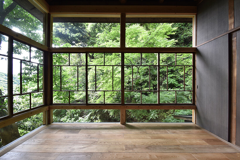 Atelier kayu muncul dari sisa-sisa kerangka rumah berusia 90 tahun di Jepang