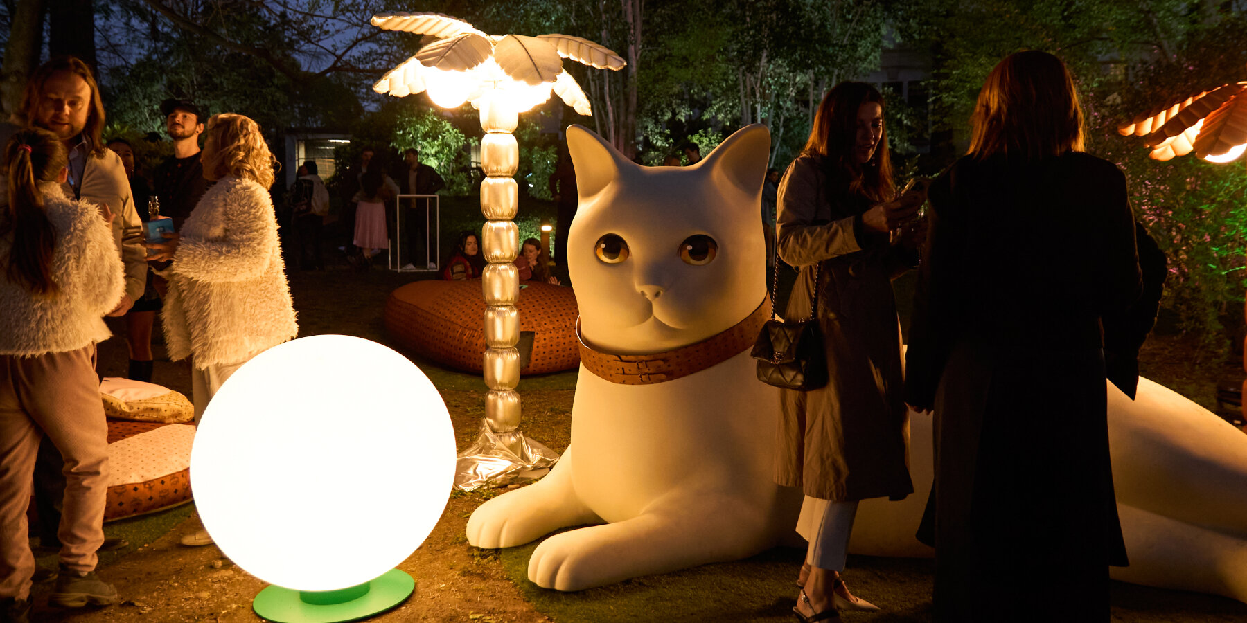 MCM-pet-therapy-poufs-cats-dogs-giardino-delle-arti-milan-designboom-ban