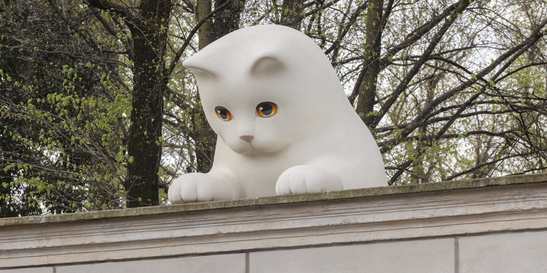 MCM-pet-therapy-poufs-cats-dogs-giardino-delle-arti-milan-designboom-ban2