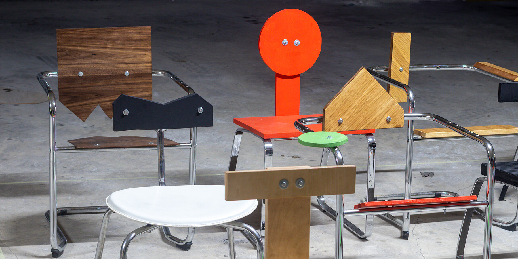 aha-objects-chairs-set-design-the-chairs-a-tragic-farce-eugene-ionesco-spazju-kreattiv-malta-designboom-1800-3