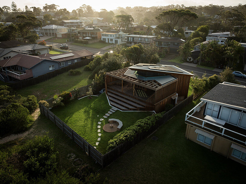 alexander symes revamps kite-like house in australia with solar power and recycled materials
