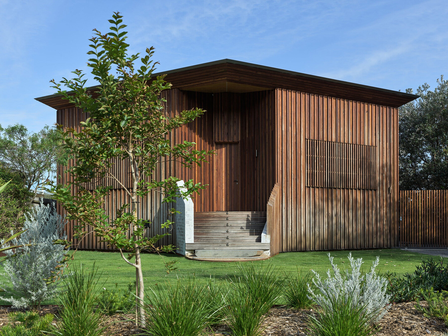 alexander-symes-architects-kite-house-australia-solar-power-recycled-materials-designboom-large02