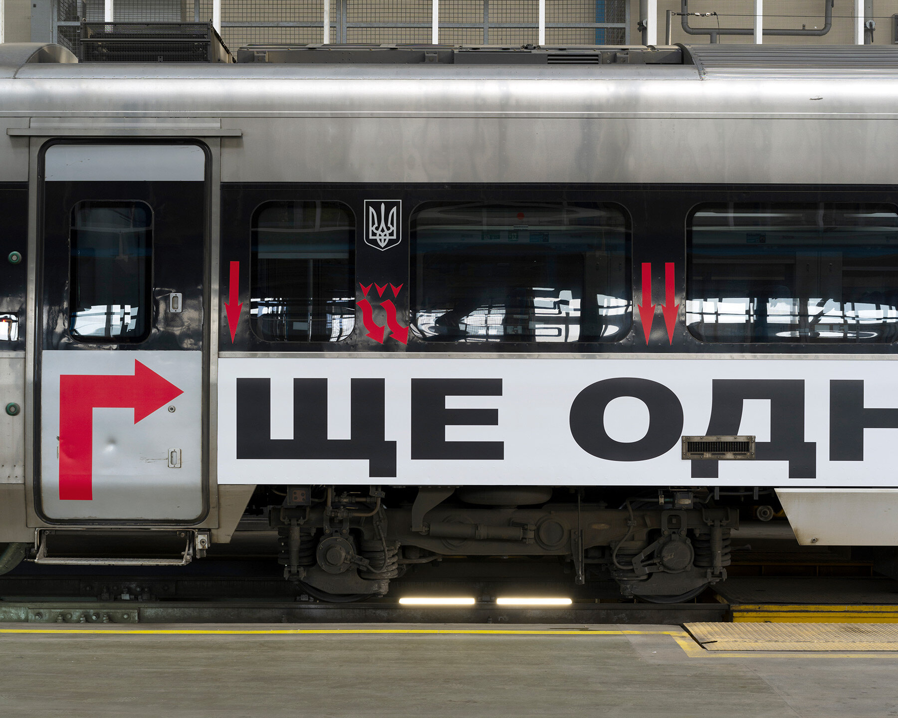 barbara-kruger-installation-passenger-train-ukraine-untitled-another-again-designboom-06a