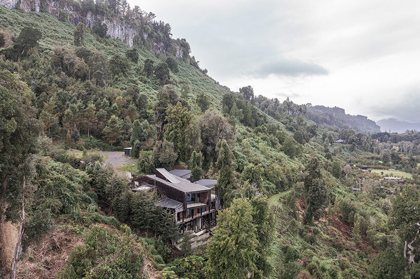 shingle-clad MM house by benjamin goñi arquitectos bridges