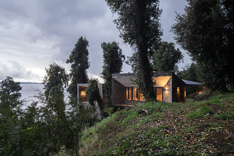 shingle-clad MM house by benjamin goñi arquitectos bridges
