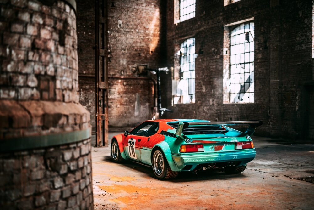 La gira de Art Car World de BMW se detiene en Art Dubai con Vivid M1 de Andy Warhol