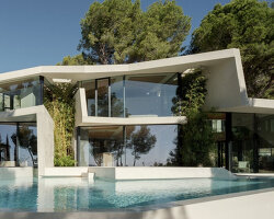 jagged, folded gestures wrap around caballero colón's can tudó house in spain