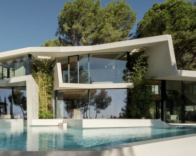 jagged, folded gestures wrap around caballero colón's can tudó house in spain