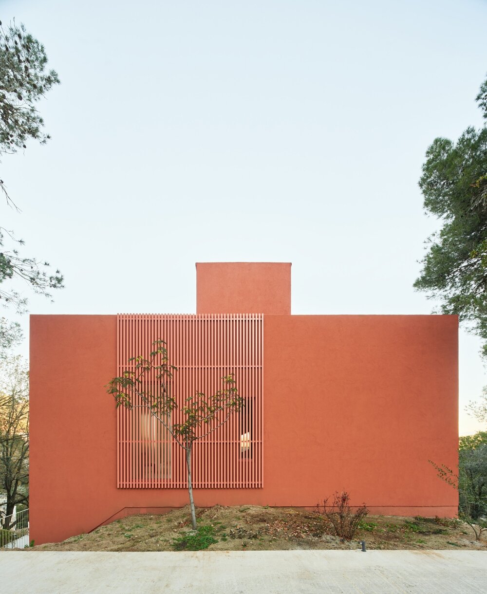 raúl sánchez's casa magarola rests above steep, sloping terrain in spain