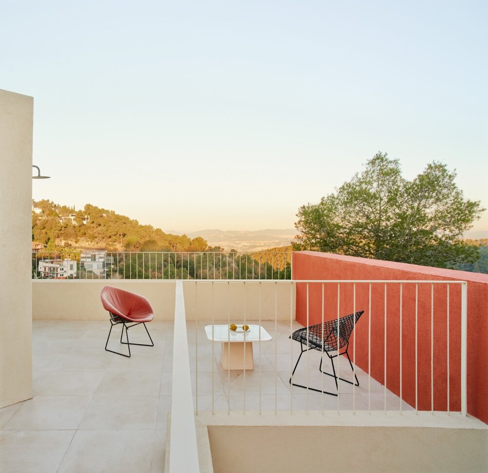 raúl sánchez's casa magarola rests above steep, sloping terrain in spain