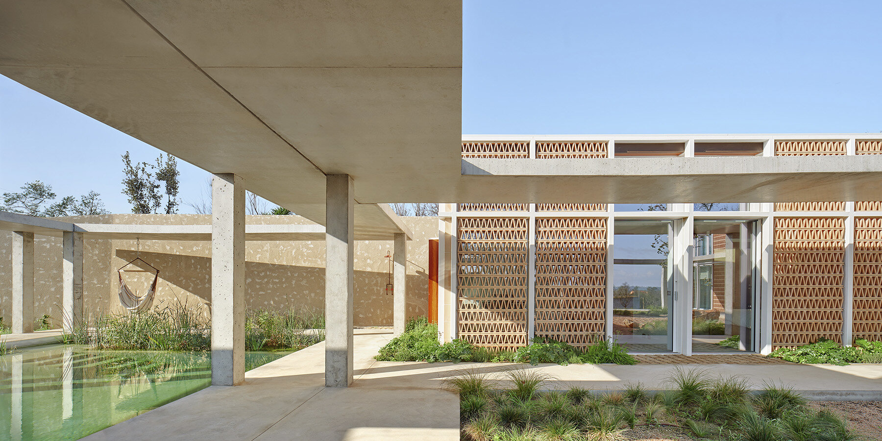 da-ch-architecture-landscape-workshop-casa-tres-patis-catalunya-designboom-1800-2