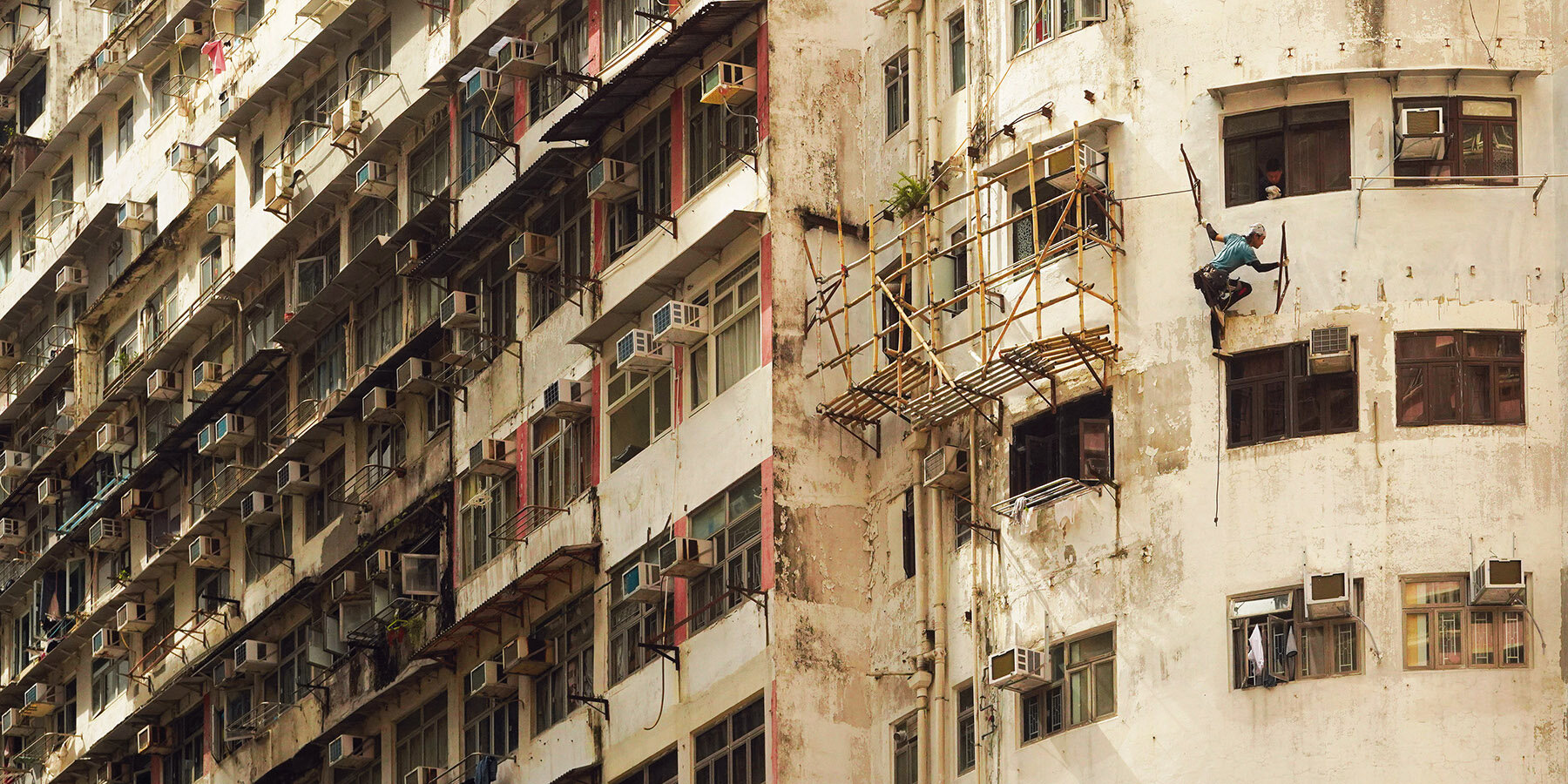 echoing-above-photographic-series-romain-jacquet-lagreze-bamboo-scaffolding-hong-kong-designboom-1800-2