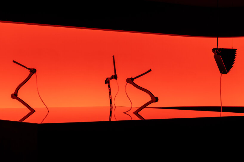 a large-scale automaton with robotic limbs brings up the replicated animal bones