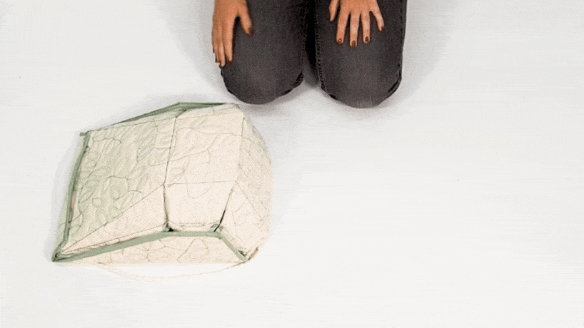 the bag uses both cords and magnets to make it deployable