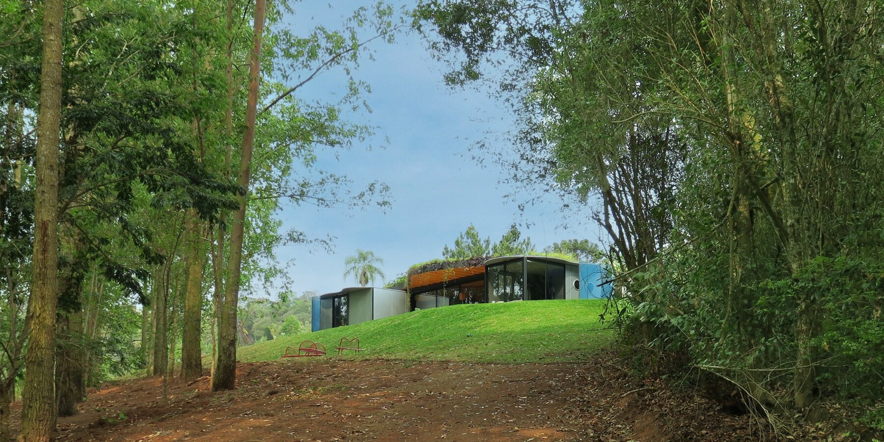 ibiuna-house-rodrigo-ohtake-paul-clemence-brazil-designboom-02