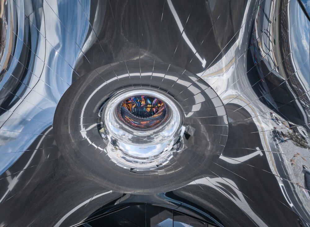 The reflective pavilion, based on Voxel, physically and digitally blur at Expo 2025 Osaka