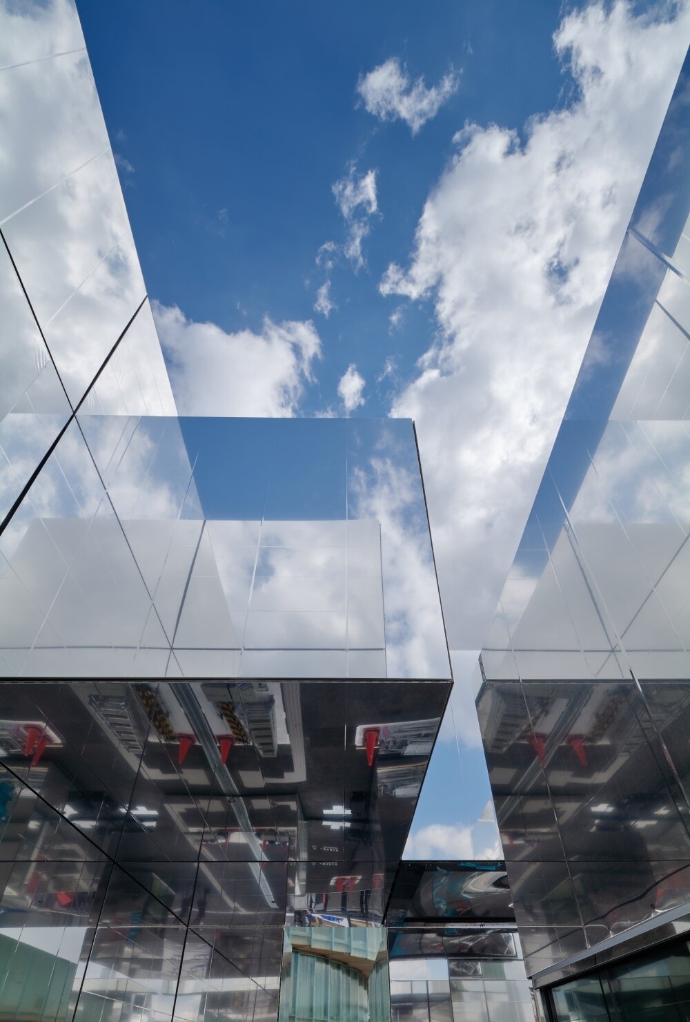 The reflective pavilion, based on Voxel, physically and digitally blur at Expo 2025 Osaka