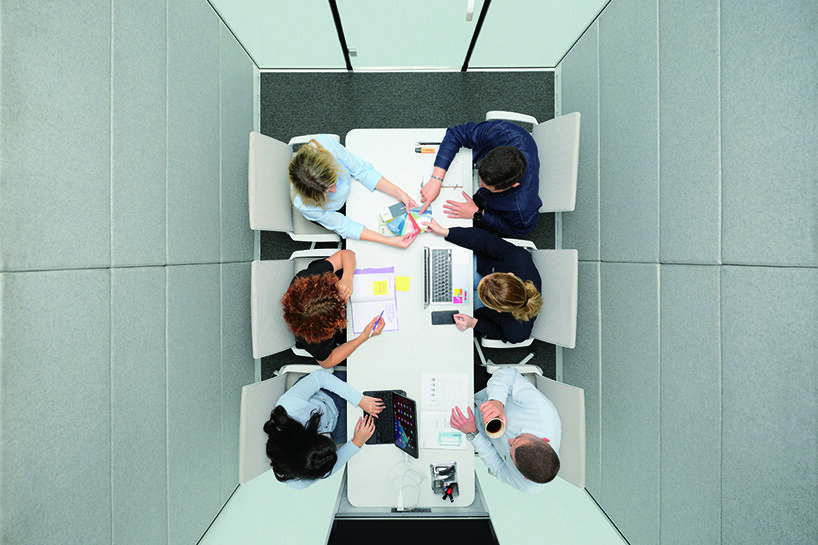 Nurus quietly design at the office with the calm modular acoustic bridge on the wheels