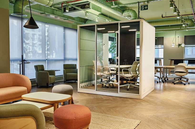 Nurus quietly design at the office with the calm modular acoustic bridge on the wheels