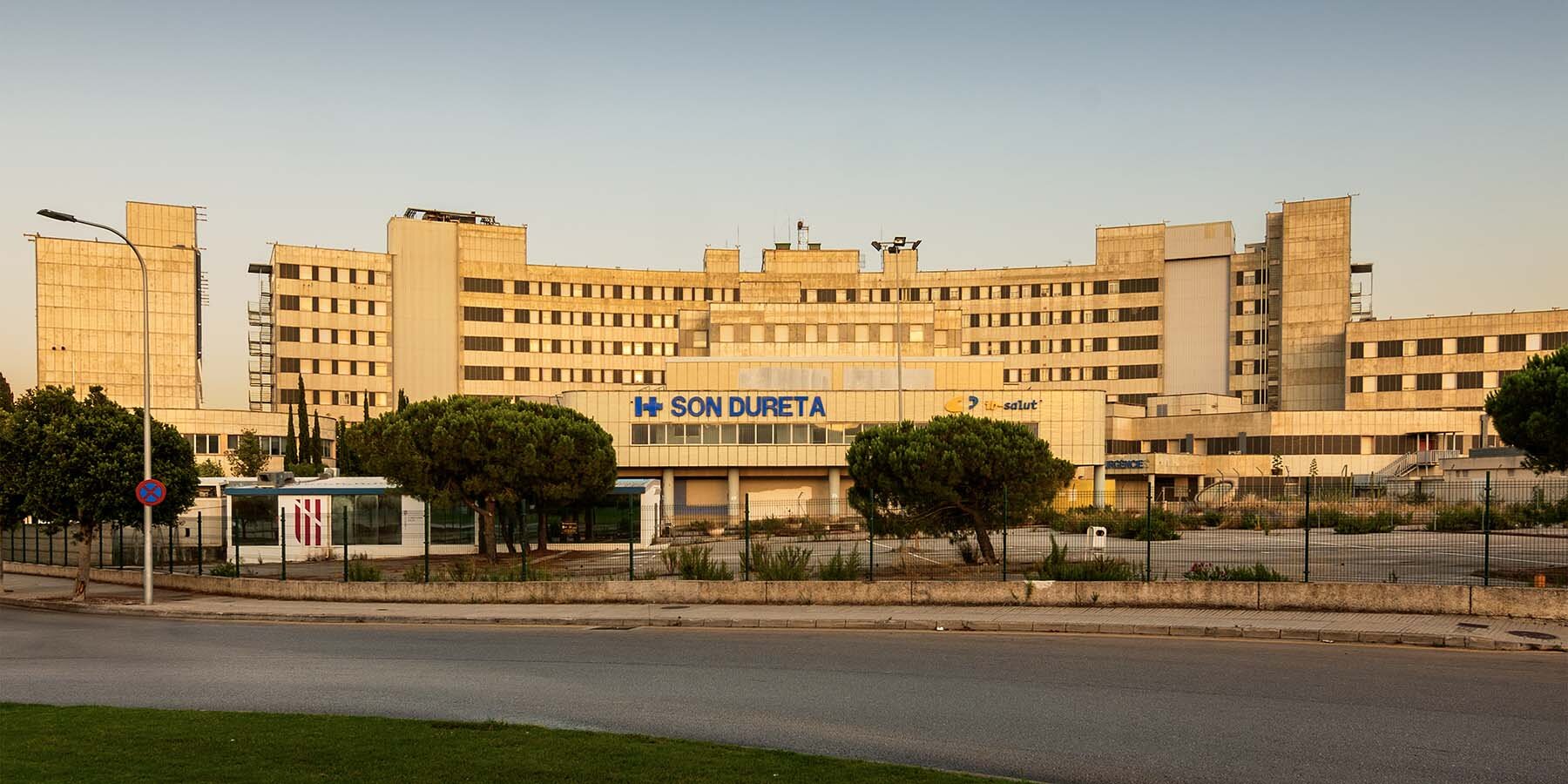 photo-series-lluis-bort-mallorca-empty-architectures-designboom-1800-3