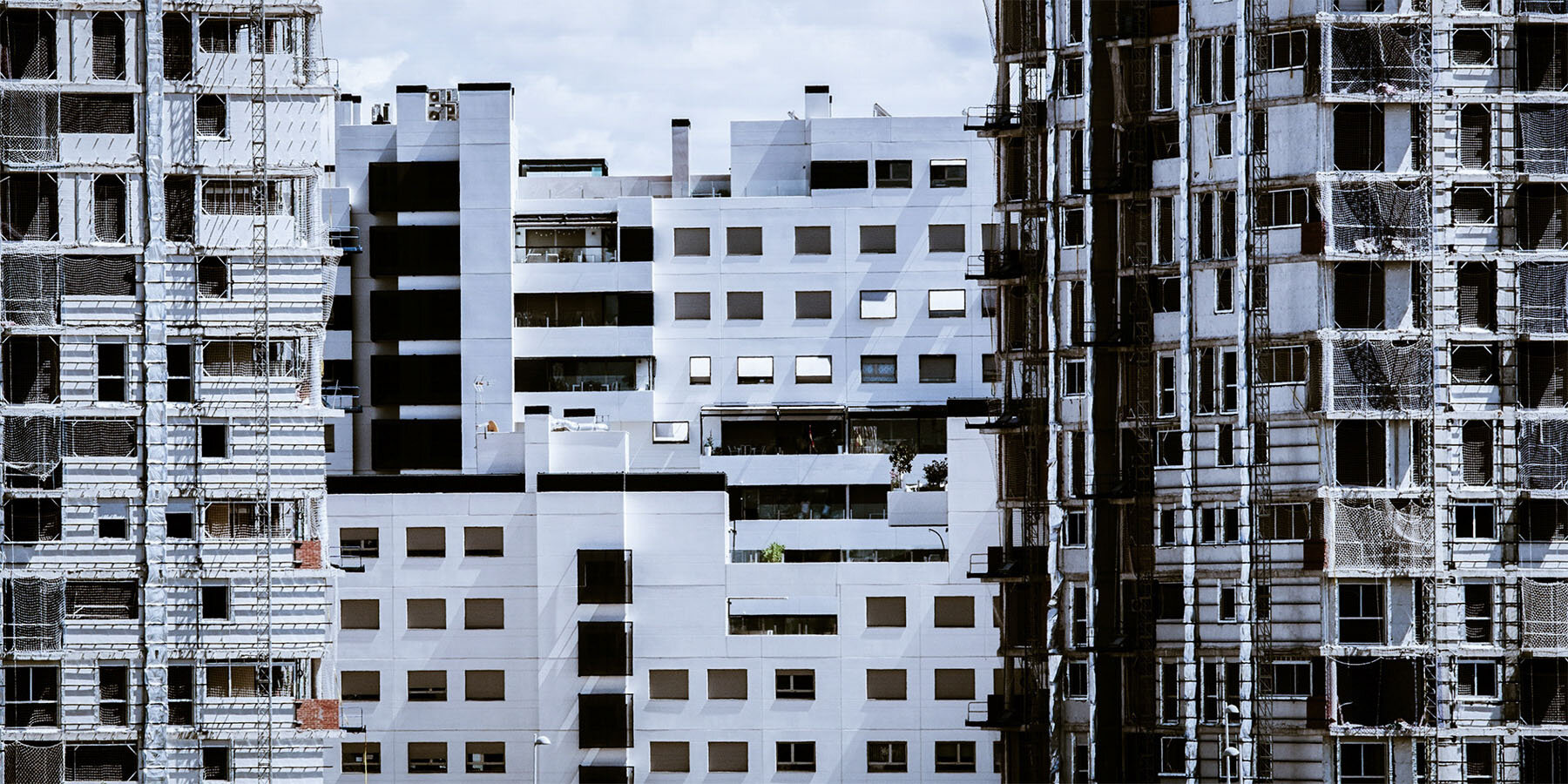photography-series-manuel-alvarez-diestro-urban-expansion-new-residential-developments-madrid-spain-designboom-1800-2