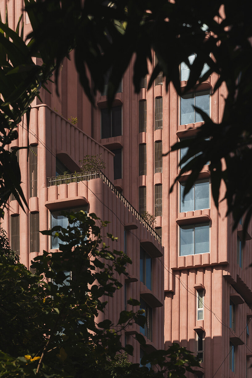 pink tower by satguru builders and NUDES brings sculptural curves to mumbai's skyline