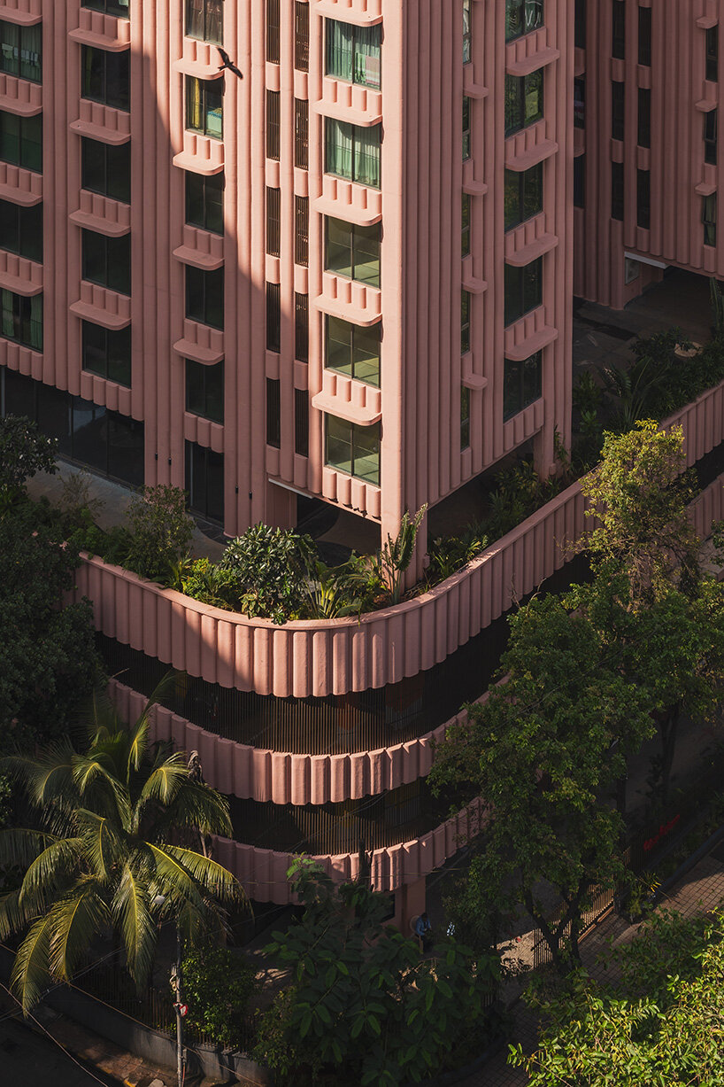 pink tower by satguru builders and NUDES brings sculptural curves to mumbai's skyline