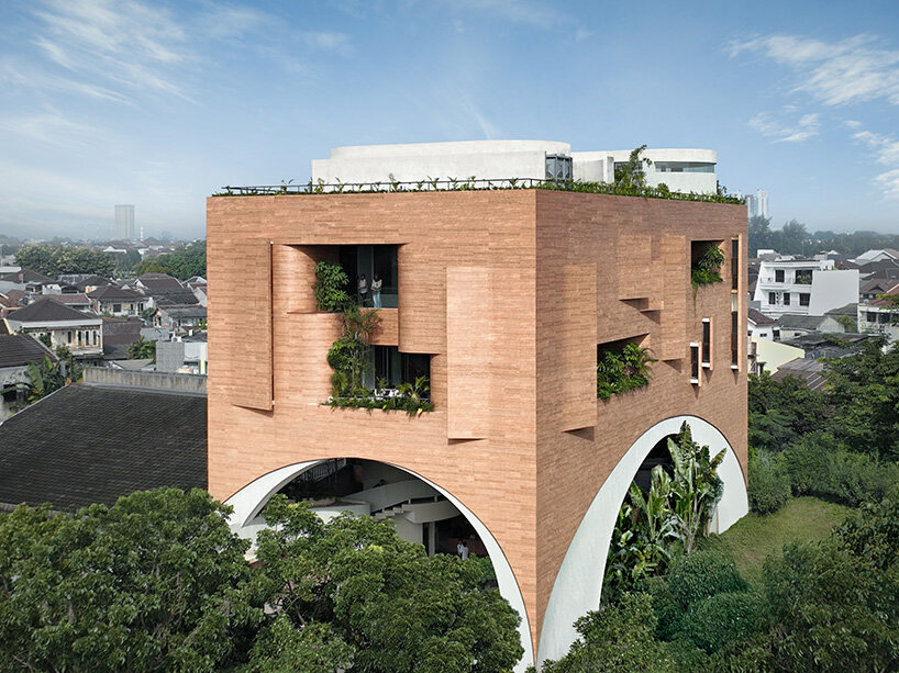 Rad+ar forature fasad di Arco untuk melindungi bangunan untuk kantor dari atmosfer lembab Jakarta
