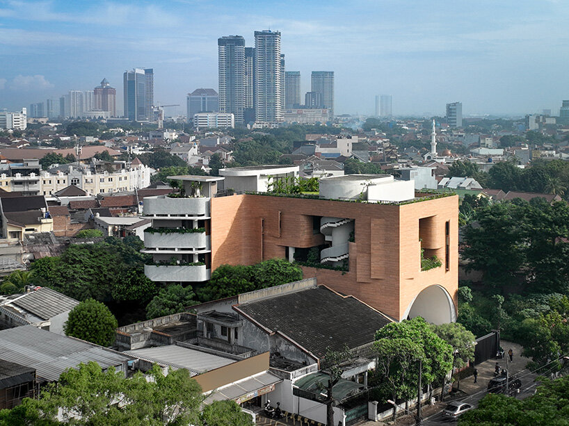 Rad+ar forature fasad di Arco untuk melindungi bangunan untuk kantor dari atmosfer lembab Jakarta