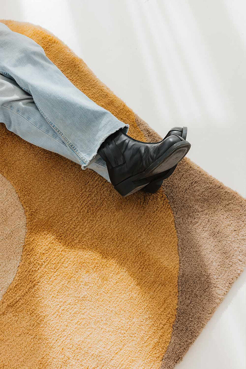 sculptural daybed emerges from gun-tufted wool rug by BUDDE and nando studio