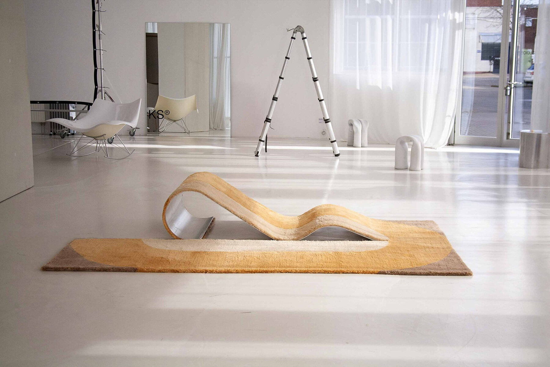 sculptural-daybed-hand-tufted-wool-rug-budde-nando-studio-designboom-large01