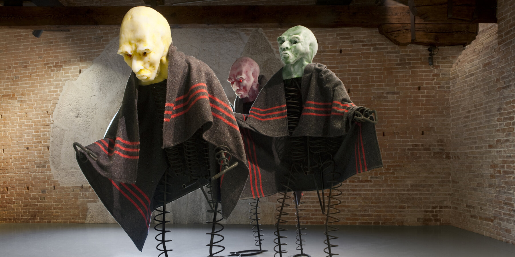 sculptures-human-figures-thomas-schütte-major-retrospective-venice-punta-della-dogana-pinault-collection-designboom-ban2