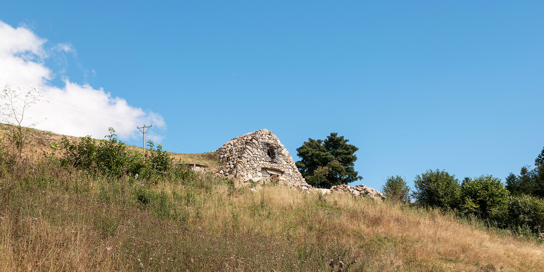 suchaillou-shelter-santiago-de-compostela-route-designboom-1800-2