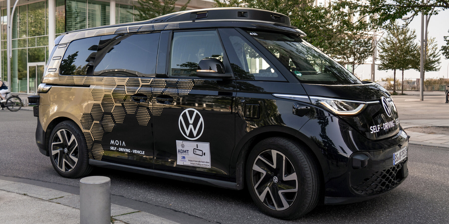 uber-deploy-volkswagen-fully-autonomous-electric-vans-US-I.D.-buzz-AD-designboom-ban