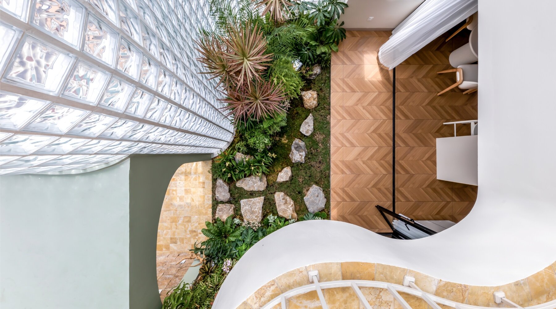 undulating-facade-3000-glass-bricks-da-vang-studio-crystal-pavilion-house-vietnam-designboom-02
